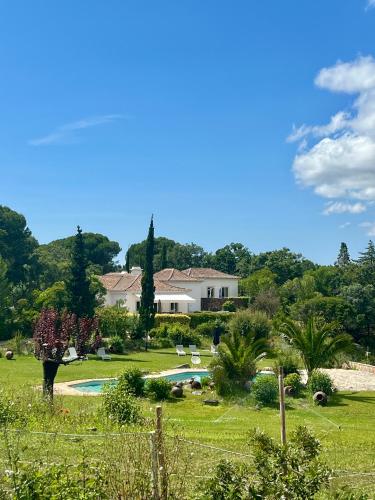 a house and a yard with a swimming pool at Quinta da Arrábida in Sesimbra