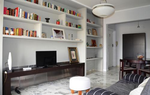 sala de estar con sofá y TV en Maurice PentHouse, en Roma