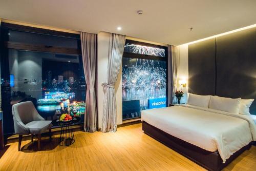 Postel nebo postele na pokoji v ubytování Glamour Hotel Da Nang