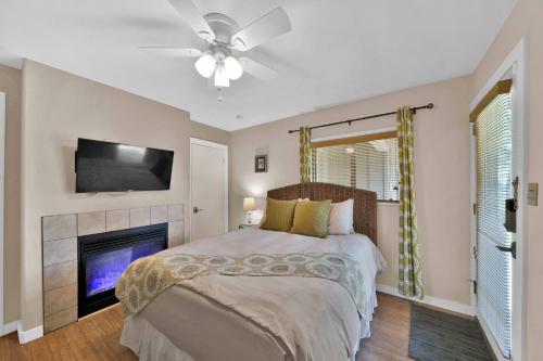 1 dormitorio con 1 cama y chimenea en The Inn at Shasta Lake, en Lakehead