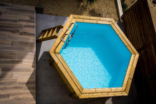 an overhead view of a swimming pool with blue water at Domaine de Mérins, 10 couchages avec piscine, face à la rivière, à 4km de la plage in Fleury