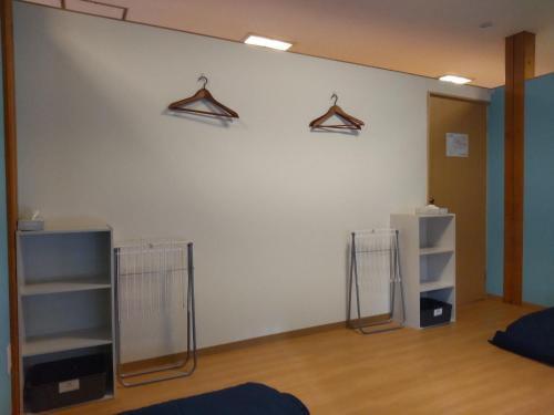 una stanza con scaffali e appendiabiti appesi a un muro di Yunotsu Fureaikan - Vacation STAY 01037v a Oda
