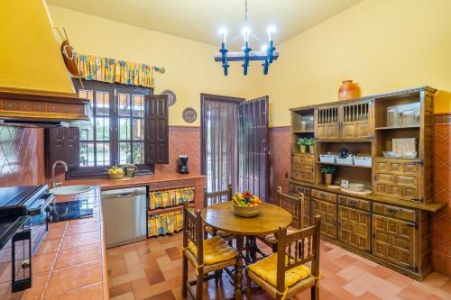 a kitchen with a table and chairs in a room at Casa rural Azahares de Marchena in Marchena