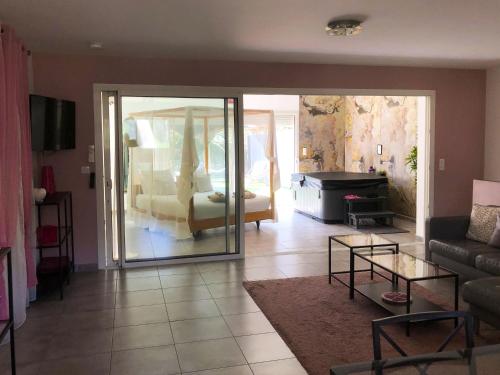 un salon avec un canapé et une table dans l'établissement Etoiles de Provence PASSION, à La Ciotat