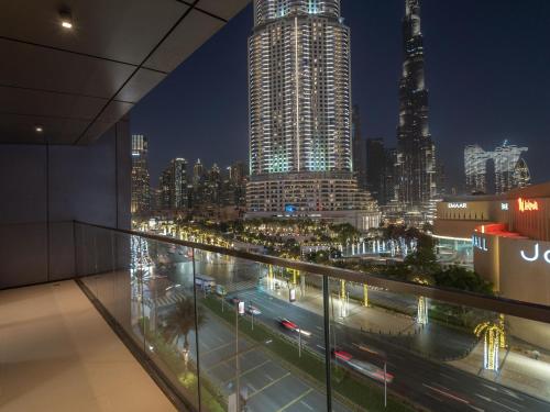 Blick auf die Stadt in der Nacht von einem Gebäude in der Unterkunft Luxurious Stylish Apartments Across Dubai Mall Burj Khalifa City Views in Dubai