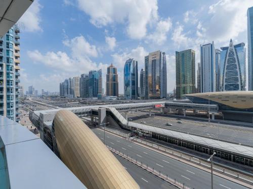 - une vue sur une ville avec une autoroute et des bâtiments dans l'établissement Dubai Marina Stunning Huge 4 Bedroom Apts Near JBR Gym Pool Parking, à Dubaï
