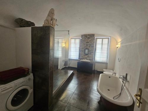 a bathroom with a toilet and a sink and a tub at CASA LEONE BADALUCCO in Badalucco