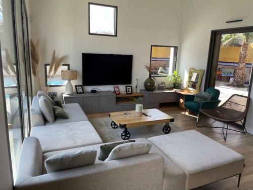 Maison contemporaine, piscine chauffée