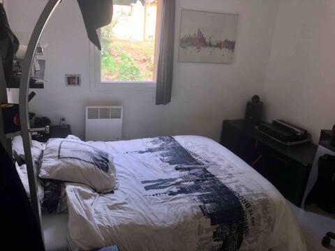 une chambre avec un lit et une fenêtre dans l'établissement Villa provençale entre Aix en Provence et Luberon, à Rognes