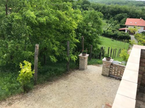 an image of a garden with a fence at Kőlépcsős Vendégház in Nyúl