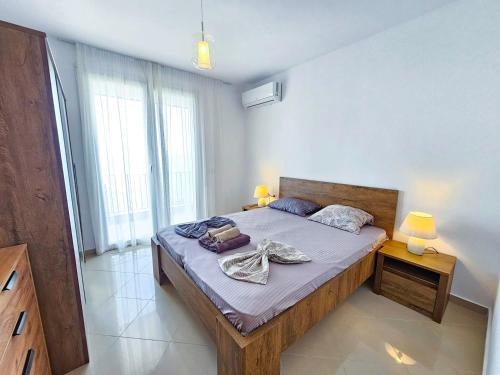 ein Schlafzimmer mit einem großen Bett in einem Zimmer in der Unterkunft No1 apartment 711 in Durrës