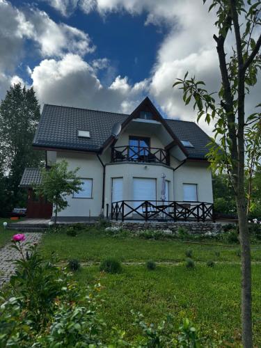 uma casa branca com um telhado preto em Leśny Zdrój em Polanica-Zdrój