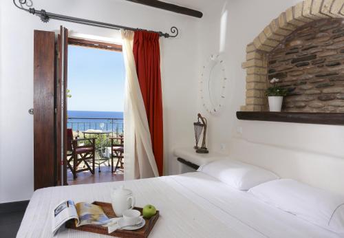 Una cama o camas en una habitación de Astrolithos Boutique