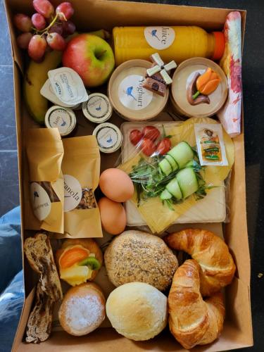 eine Kiste mit verschiedenen Lebensmitteln in der Unterkunft Je B&B Giethoorn, incl fietsen! in Giethoorn