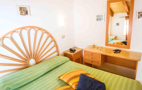 Katil atau katil-katil dalam bilik di Resort Rocca di Vadaro - Beachfront Suites, Rooms & Apartments