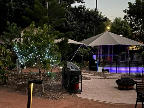 Un jardín fuera de Deluxe Queen Tent 1