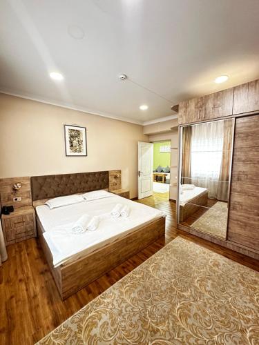 Dream Inn H&A في طشقند: غرفة نوم كبيرة مع سرير كبير ودش