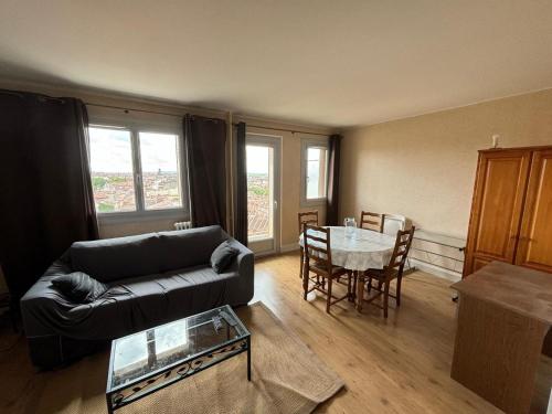 un salon avec un canapé et une table dans l'établissement L'observatoire Toulousain, à Toulouse