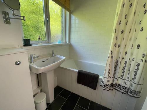 un baño con lavabo y bañera en Rock Pipit, Moor and Sea Holidays, five minutes drive to the sea, en Lynton