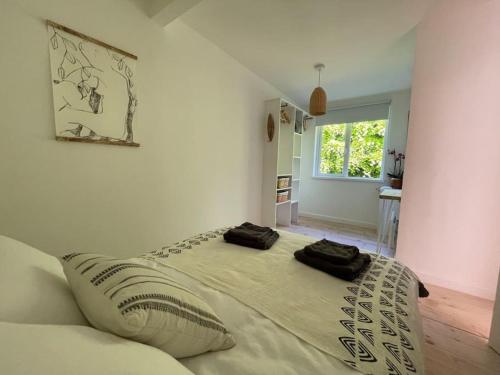 Un dormitorio con una cama con dos almohadas encima. en Rock Pipit, Moor and Sea Holidays, five minutes drive to the sea, en Lynton