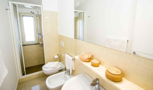 Bilik mandi di Resort Rocca di Vadaro - Beachfront Suites, Rooms & Apartments