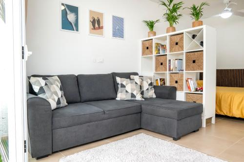 ein Wohnzimmer mit einem Sofa und einem Bett in der Unterkunft Relax studio Primavera in Las Galletas