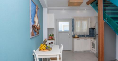 una cocina con una mesa con plátanos. en Sun and Moon Villas en Aliko Beach