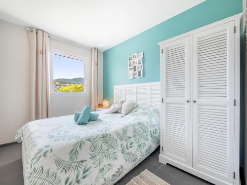 une chambre avec un lit et une fenêtre dans l'établissement L'AMARRE, Magnifique vue - hauteurs de Cavalaire, à Cavalaire-sur-Mer