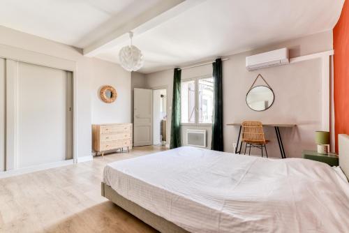Postel nebo postele na pokoji v ubytování L'Émeraude de la Cité - Quai Bellevue - Proche Cité - Clim - Netflix