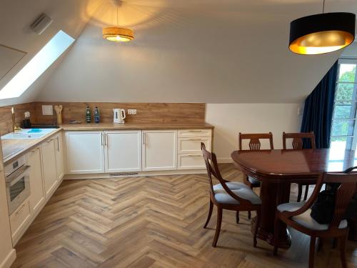 Η κουζίνα ή μικρή κουζίνα στο Apartamenty pod Dębami