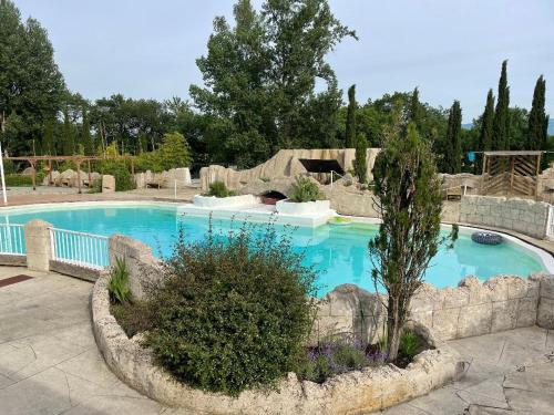 una gran piscina en un patio ajardinado en Chambres du Domaine Spa-piscine sauna, en Lescout
