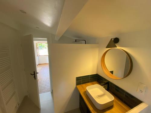 une salle de bain avec toilettes et un miroir au mur dans l'établissement Collinette des Lecques, à Saint-Cyr-sur-Mer