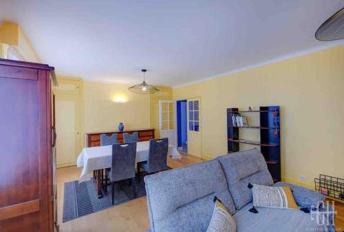 un salon avec un canapé et une table dans l'établissement Le Jasmin / Proche Gare, à Tours