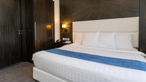 Postel nebo postele na pokoji v ubytování S Hotel Bahrain
