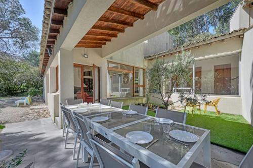 une salle à manger avec une table et des chaises sur un patio dans l'établissement Grande villa avec piscine près d'Avignon - Jonquerettes, à Jonquerettes
