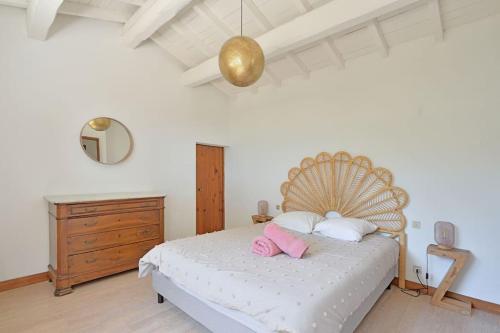 une chambre avec un grand lit avec des oreillers roses dans l'établissement Grande villa avec piscine près d'Avignon - Jonquerettes, à Jonquerettes
