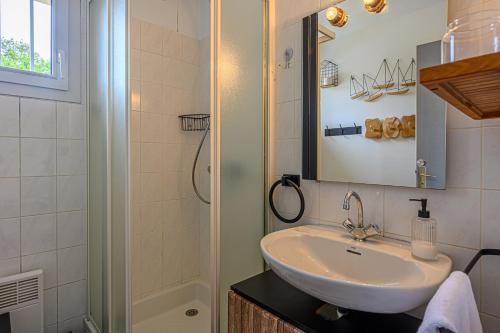 une salle de bain avec un lavabo et une douche dans l'établissement Nid sablé - Maison avec jardin à 700m de la plage, à Sarzeau