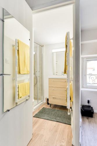 une salle de bain avec douche et lavabo dans l'établissement Côté Palais 2-Climatisé-Netflix-Fibre, à Carcassonne