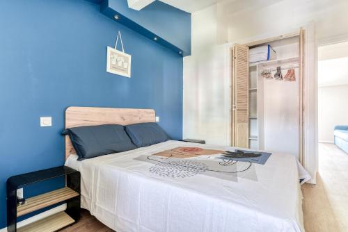 - une chambre bleue dotée d'un lit avec un mur bleu dans l'établissement Côté Palais 2-Climatisé-Netflix-Fibre, à Carcassonne