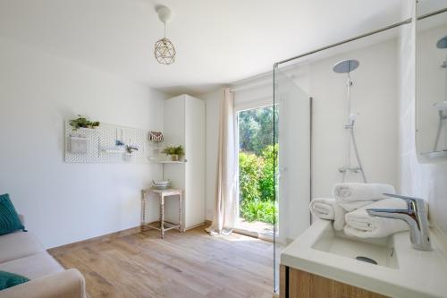 une salle de bain avec un lavabo et une douche en verre dans l'établissement Villa 3 chambres - jardin privé, à Tourrettes-sur-Loup