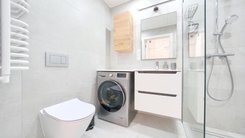 y baño con lavadora y aseo. en Apartamenty Sun & Snow Shellter en Rogowo
