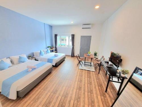 Katil atau katil-katil dalam bilik di BrandNew 4 bedrooms house Cemara