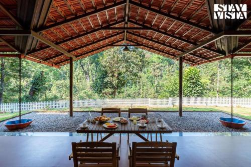 Fotografie z fotogalerie ubytování StayVista at Villa Estuaire Homestay A Cozy Riverside Escape with Lawn & Free Breakfast v destinaci Madikeri