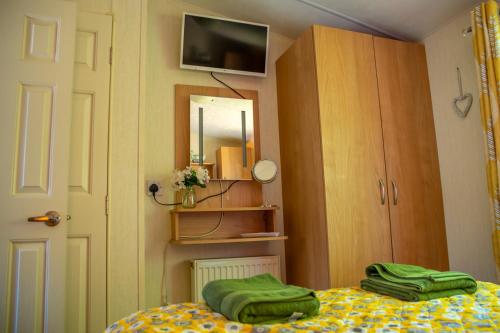 Postel nebo postele na pokoji v ubytování Daisy's luxury caravan at tattershall lakes