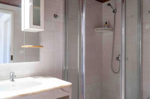 bagno con doccia e lavandino di Casa Bolacha a Colares