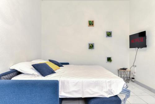 une chambre avec un lit et une télévision à écran plat dans l'établissement Le Jacques - Proche centre - RDC - Netflix, à Carcassonne