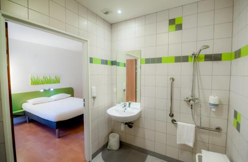 Kamar mandi di ibis budget Bayeux