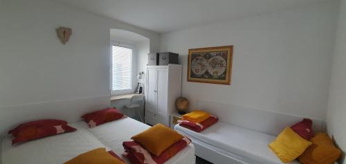 1 Schlafzimmer mit 2 Einzelbetten und einem Fenster in der Unterkunft FORMOSA, The boutique apartment, City Center, Pula in Pula