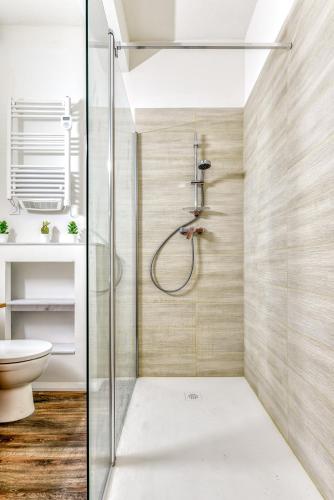 une salle de bain avec douche et toilettes dans l'établissement Le Jacques - Proche centre - RDC - Netflix, à Carcassonne