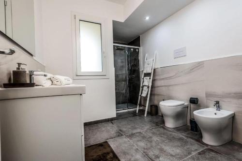 un baño con lavabo e inodoro en King's house apartments, en Palermo